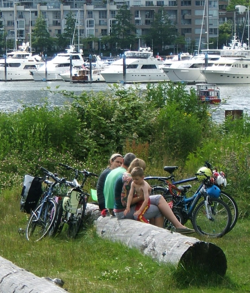 Seaside cycle route Vancouver - family group