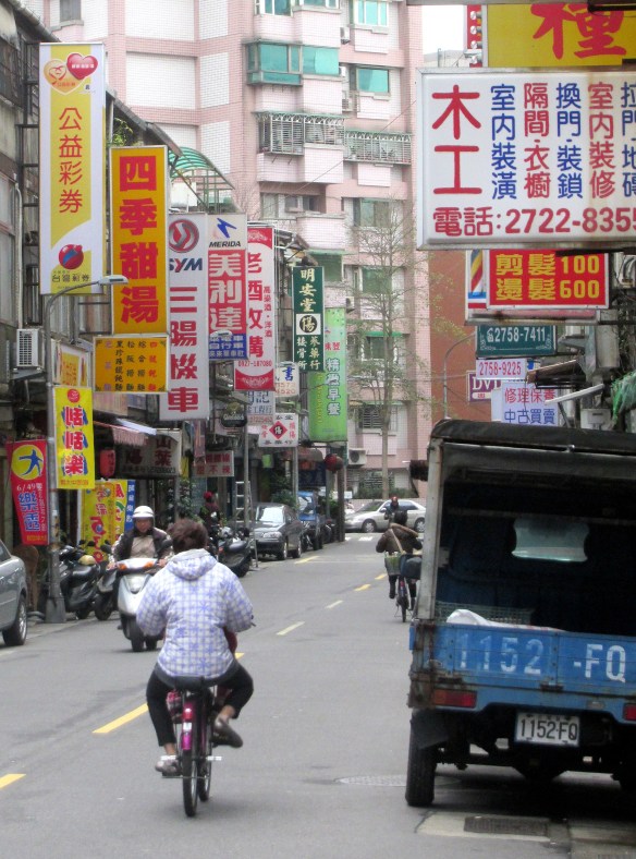 Cycling Taipei alleys